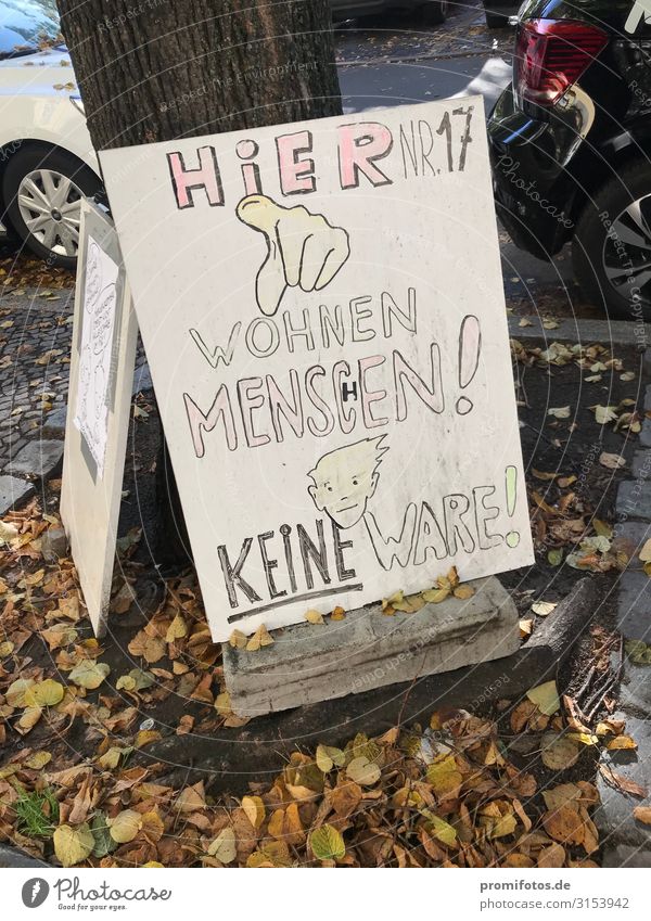 Schild: Hier wohnen Menschen. Keine Ware Art Autumn Small Town Sign Graffiti Make Draw Poverty Rich Moody Horror Anger Aggravation Frustration Real estate Rent