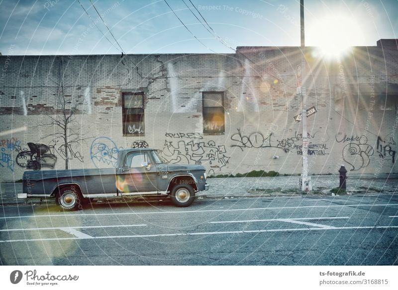 Pickup, not picked up Sky New York City Brooklyn Town Manmade structures Building Wall (barrier) Wall (building) Facade Transport Means of transport