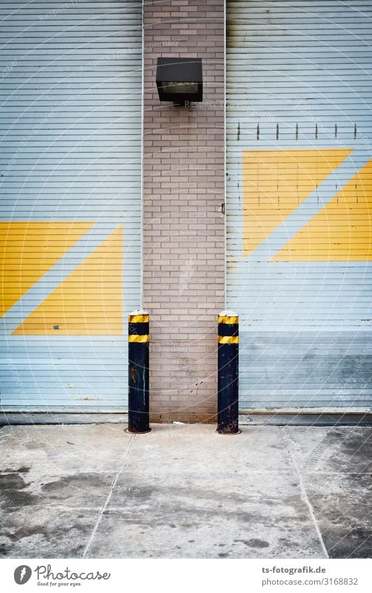 Yellow triangles want to become squares New York City House (Residential Structure) Park Manmade structures Building Architecture Garage door Wall (barrier)