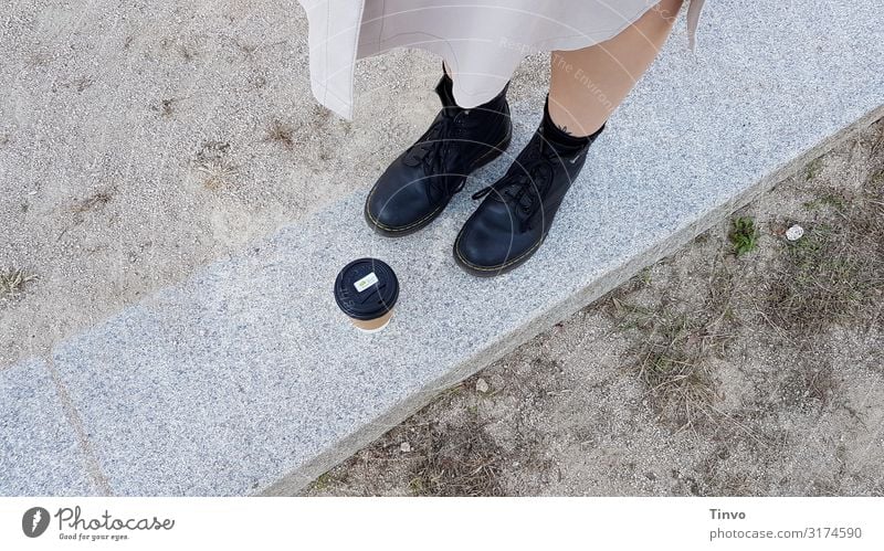 coffee to stay Woman Adults Legs 1 Human being Boots Stand Environmental protection Coffee mug Drinking vessel coffee to go Coffee to stay environmental impact