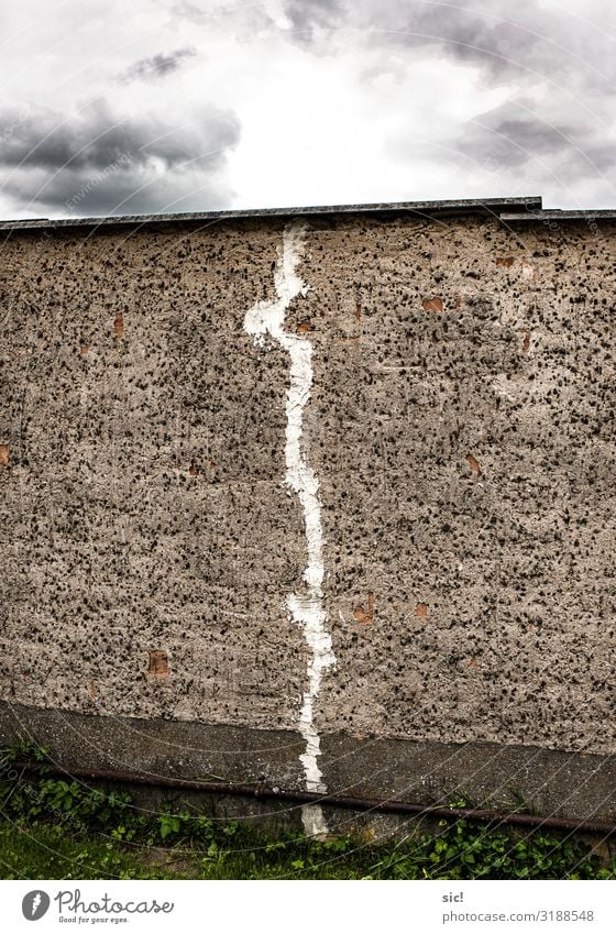 Broken Wall Redecorate Clouds Storm clouds Wall (barrier) Wall (building) Facade Stone Concrete Dark Sharp-edged Gray White Horizon Arrangement Stagnating