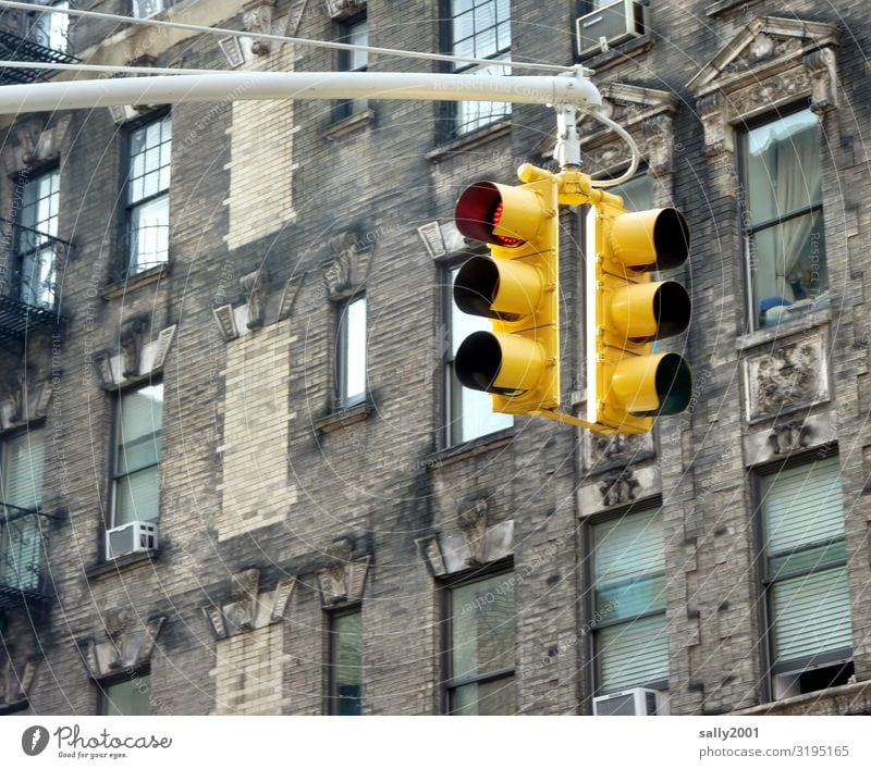 red light New York City USA Americas House (Residential Structure) High-rise Wall (barrier) Wall (building) Facade Window Transport Traffic light Yellow