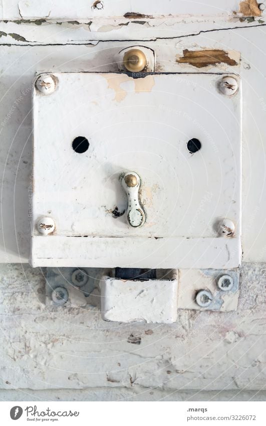 :- 0 Lifestyle Living or residing Flat (apartment) Moving (to change residence) Period apartment Door lock Face Facial expression Wood Old Bright Funny White