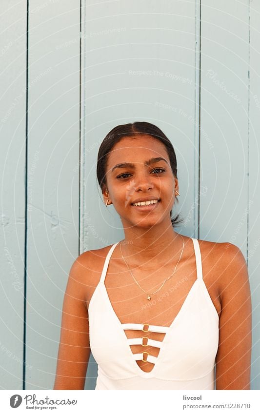 young cuban woman in the streets of havana Lifestyle Happy Island Human being Feminine Young woman Youth (Young adults) Woman Adults Skin Head Face Eyes Ear