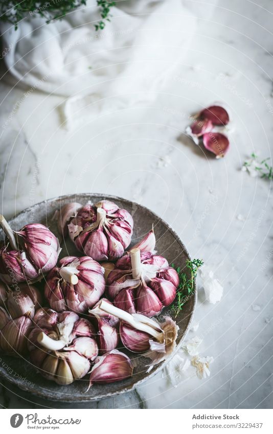 Close-up of a plate of garlic fresh food vegetable organic healthy healthy food ingredient rustic gourmet delicious vegan still life eating view raw bulb bulbs