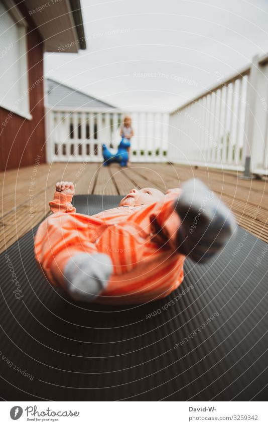 Children on the balcony Balcony children Parenting Employment Baby Toddler Floor mat sleeping mat Lie supervisory duty Responsibility Playing out penned