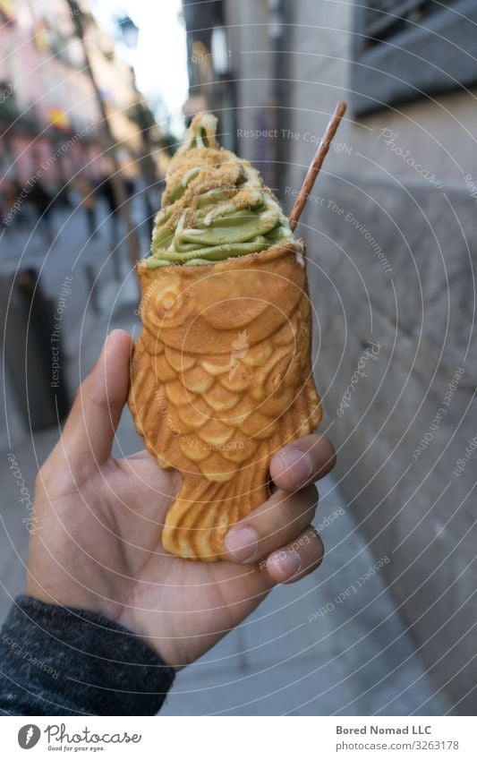 Taiyaki Fish Shaped Green Tea Ice Cream Dessert Ice cream Hand Street Fresh Delicious Brown Gold Ice-cream cone fish shape taiyaki eat caramel sauce close