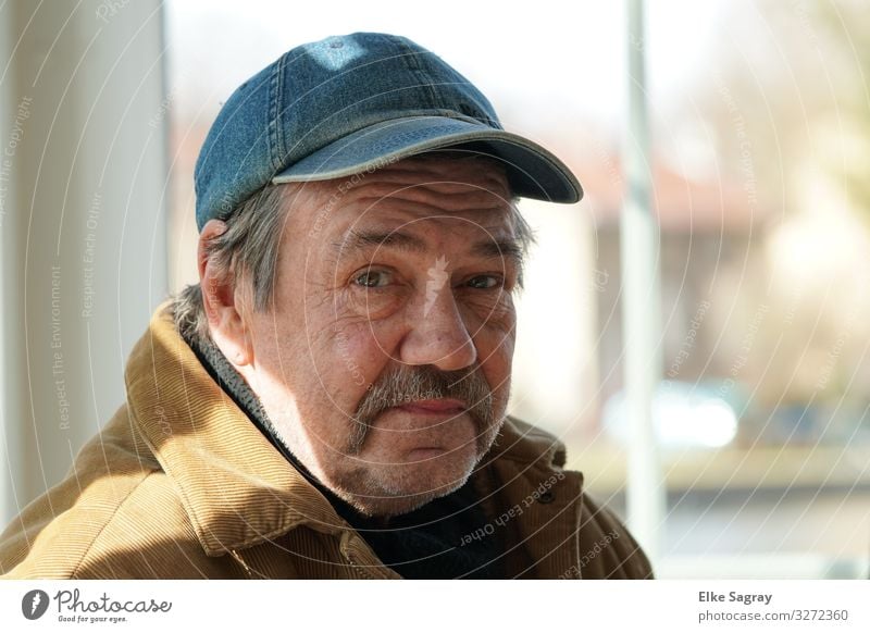 Man in baseball cap Human being Masculine Male senior 1 60 years and older Senior citizen Observe Think Relaxation Smiling Looking Wait Authentic Self-confident