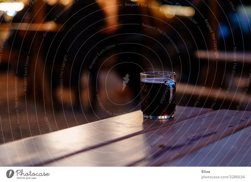 A mulled wine standing on a table outside at a Christmas market; Christmas market, winter Hot drink Mulled wine Moody Alcoholic drinks Christmas Fair