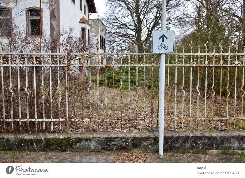 Over a fence Grünheide Brandenburg Village Cycling Sidewalk Irritation Fence Territory Direction Lanes & trails Barrier Administration False Decide Conquer