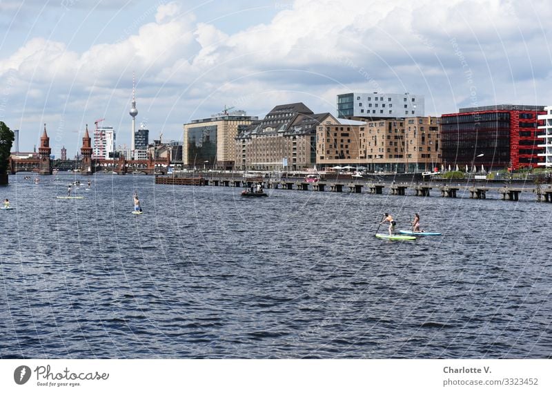 Summer in Berlin. The stand-up paddlers on the Spree have the goal Oberbaumbrücke clearly in sight. From afar, the television tower of Alexanderplatz greets them.