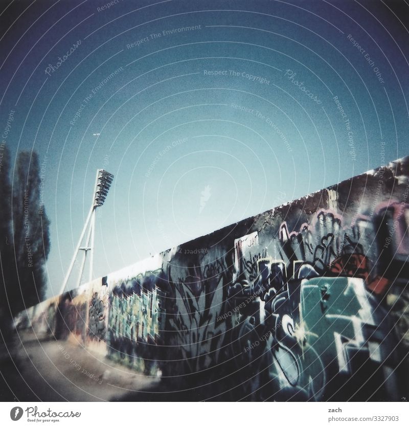 Light and lines Sky Town Outskirts Lamp Street lighting Floodlight Stadium Wall (barrier) Wall (building) Facade Graffiti Street art Analog Slide