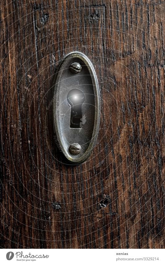 Light in keyhole Screw Wood Lock Illuminate Near Brown Silver White Curiosity Keyhole Light (Natural Phenomenon) Texture of wood xenias Colour photo