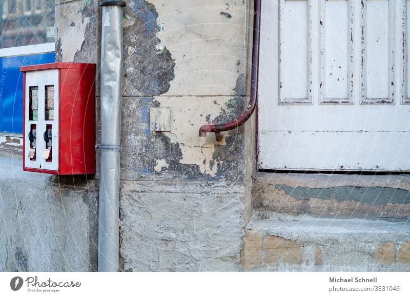 chewing gum dispenser Candy Chewing gum Happy Culture Old Simple Kitsch Surprise Old fashioned Chewing gum box Colour photo Exterior shot Deserted Nostalgia