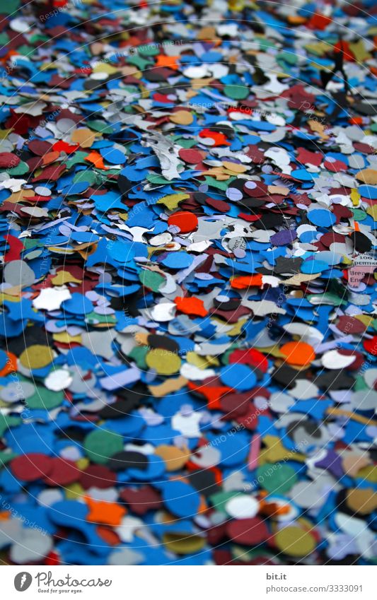 Colorful confetti lying atmospheric, cheerful and beautifully draped, for a close-up, during a celebration, such as birthday, wedding, New Year, New Year's Eve, carnival or carnival.