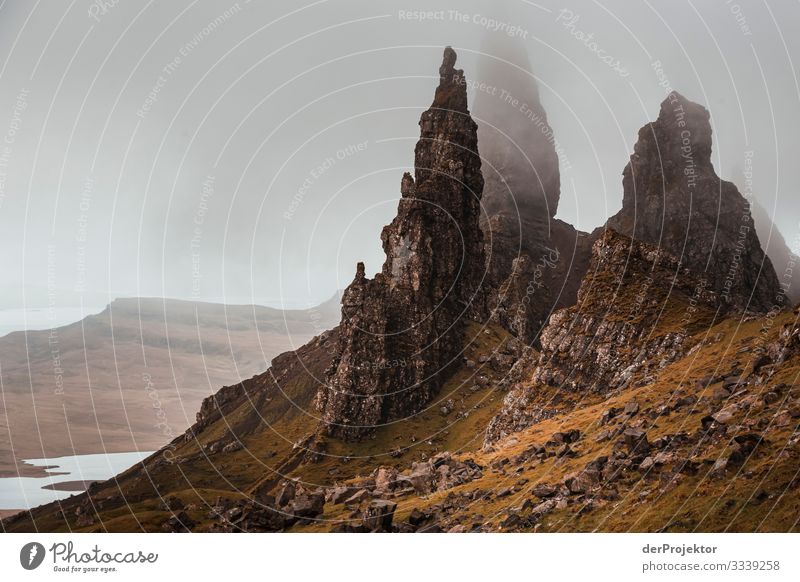 Old Man of Storr in the fog on Isle of Skye I Free time_2017 Joerg farys theProjector the projectors Front view Light Day Deep depth of field Copy Space middle