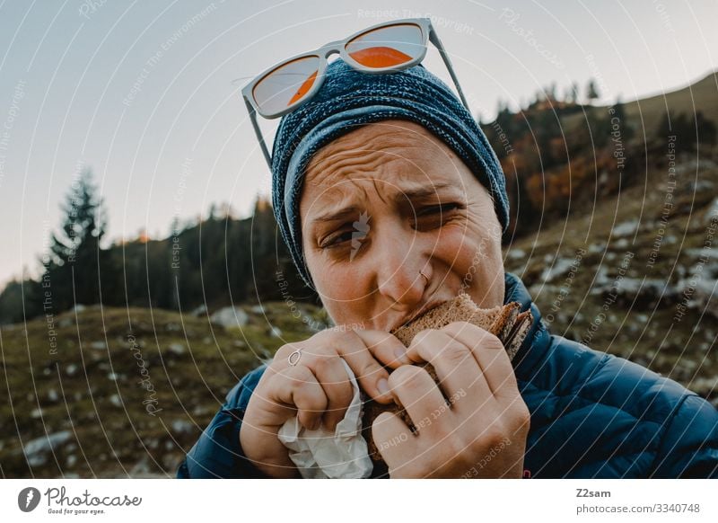 Snack on the mountain 2018 crusher tip sharpened Hiking Bavaria Eating snack Sausage sandwich Salami Bread for the break Bite bite off wander enjoyment stop