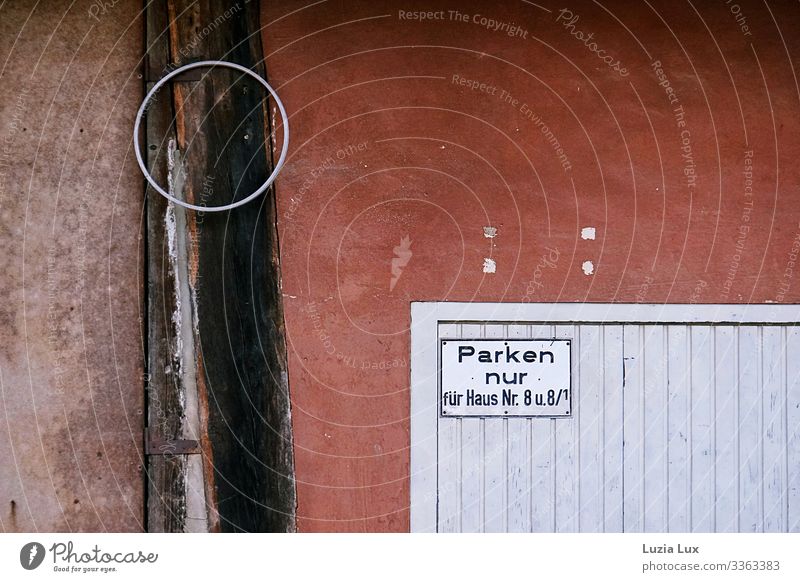 Parking allowed, not for everyone Small Town Old town House (Residential Structure) Wall (barrier) Wall (building) Bans Prohibition sign Half-timbered facade