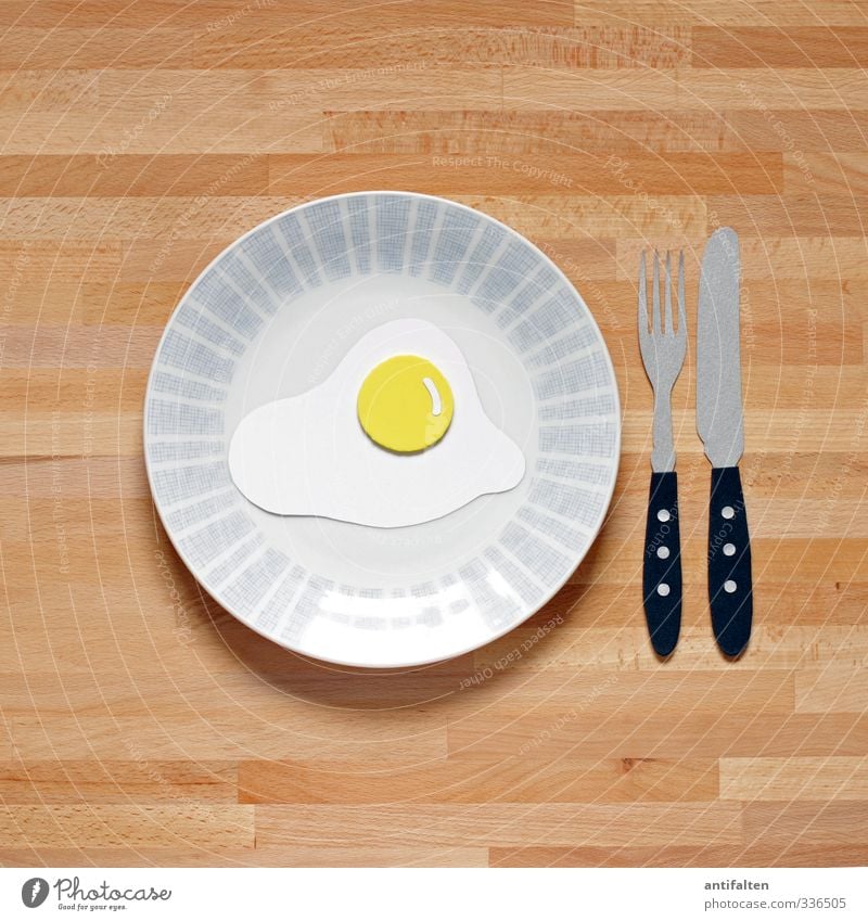 fried egg Food Egg Fried egg sunny-side up Breakfast Lunch Vegetarian diet Crockery Plate Cutlery Knives Fork Paper Wood Glass Plastic Eating Friendliness