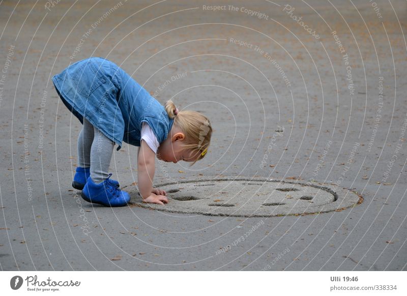 Hello? Anybody there? Playing Girl Bottom 1 Human being 1 - 3 years Toddler Observe Crouch Listening Crawl Looking Authentic Happiness Curiosity Cute Athletic