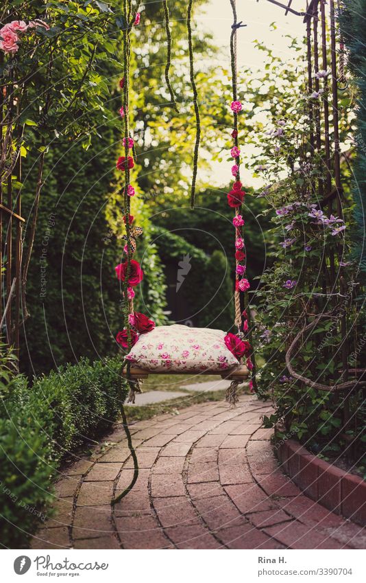 Gartenschaukel Schaukel Kindheit Spaß Sommer draussen boho Gartenweg Kurve bohostyle romantisch