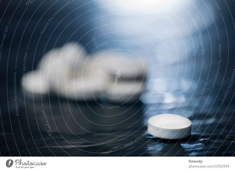 Single tablet on slate in the backlight Hintergrund Tabletten Gruppe Hartkapsel gepresst Darreichungsform Stillleben Vitamine heilen Objekt Medikament