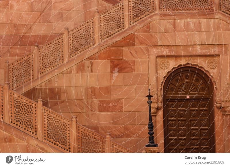 Pink palace walls/ façade and wonderful doors. Both inspire me again and again to fantasies from 1001. This picture was taken at the palace of Bikaner/ Rajasthan/ India