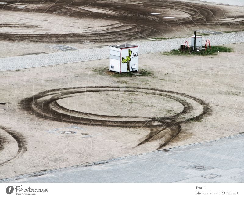 The green giraffe was amazed at the perfectly flung Q, even though she thought that this driver had a wheel off. Places Heiligengeistfeld Skid marks catapult