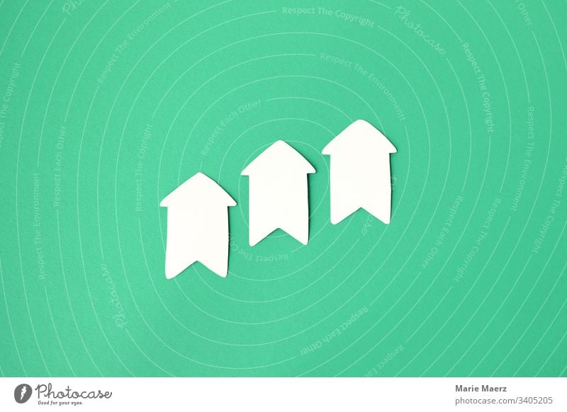 Steep uphill | Three white arrows made of paper point steeply upwards in the upward trend Arrow Development peril Share Share prices Stock market Downward trend