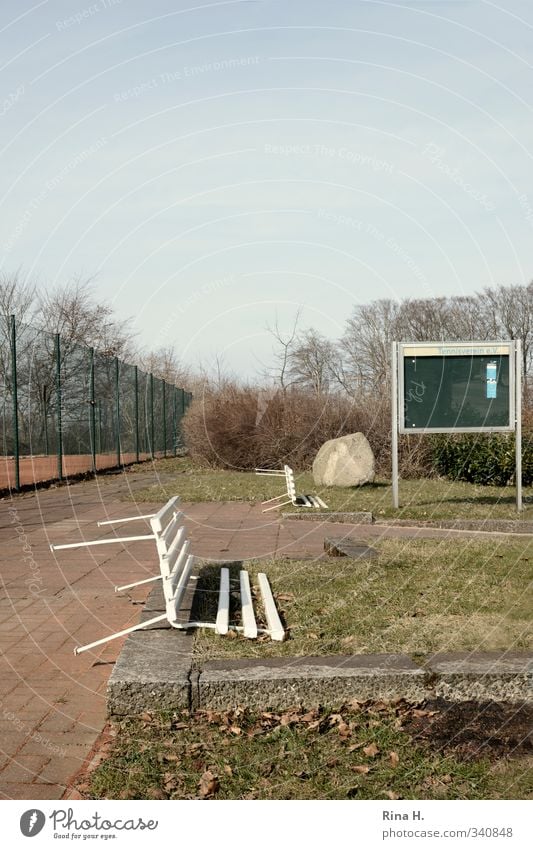 Closed II Leisure and hobbies Ball sports Sporting Complex Tennis court Meadow Sports Stagnating Bench Tumble down Topple over Lanes & trails Fence