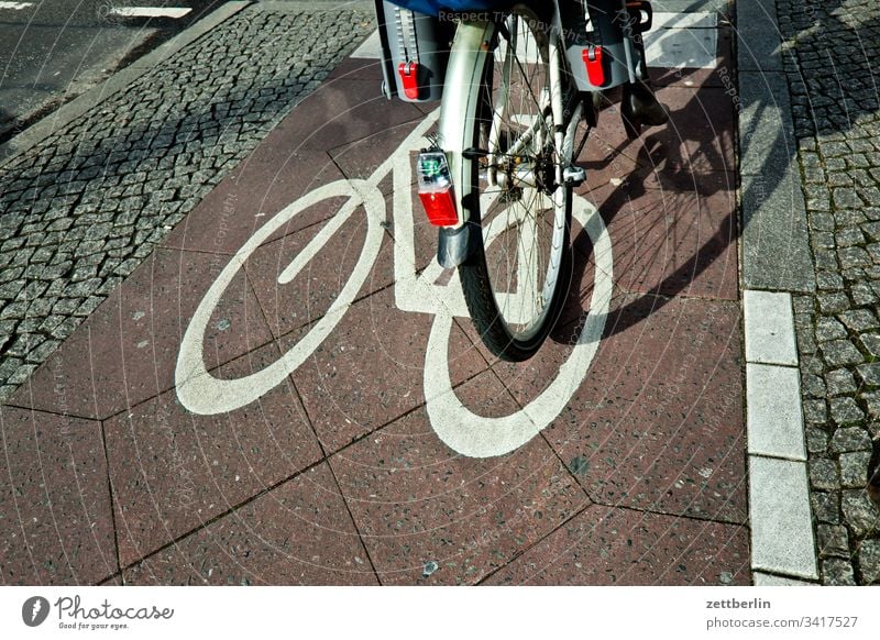 Bicycle at the traffic lights Asphalt Corner Lane markings Cycle path downtown Line Wheel cyclists bike tour cycle path Street off Road marking waypoint Sign