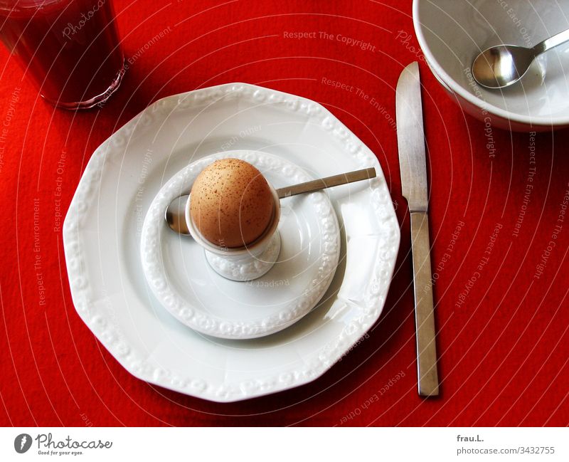 Everybody, the orange juice glass, the Boll, knife, spoon, even the plates actually felt well staged on the felt set, only the egg cup nagged about the freckled egg.