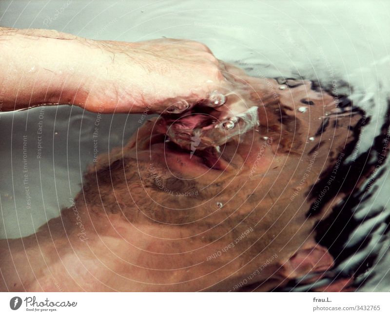 With his eyes and nose firmly closed, he has already practiced pearl diving for the new trend sports course at the Grün-Rot gymnastics club Man Bathtub Dive