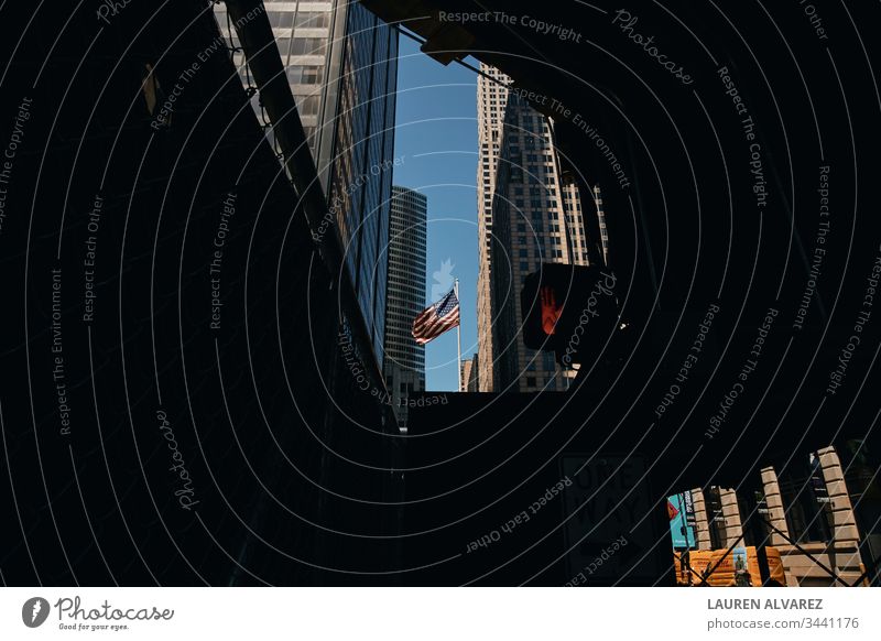 chicago ,edificios ,bandera, señales eua cieloazul sombras banderaamericana manoroja edificiosamericanos