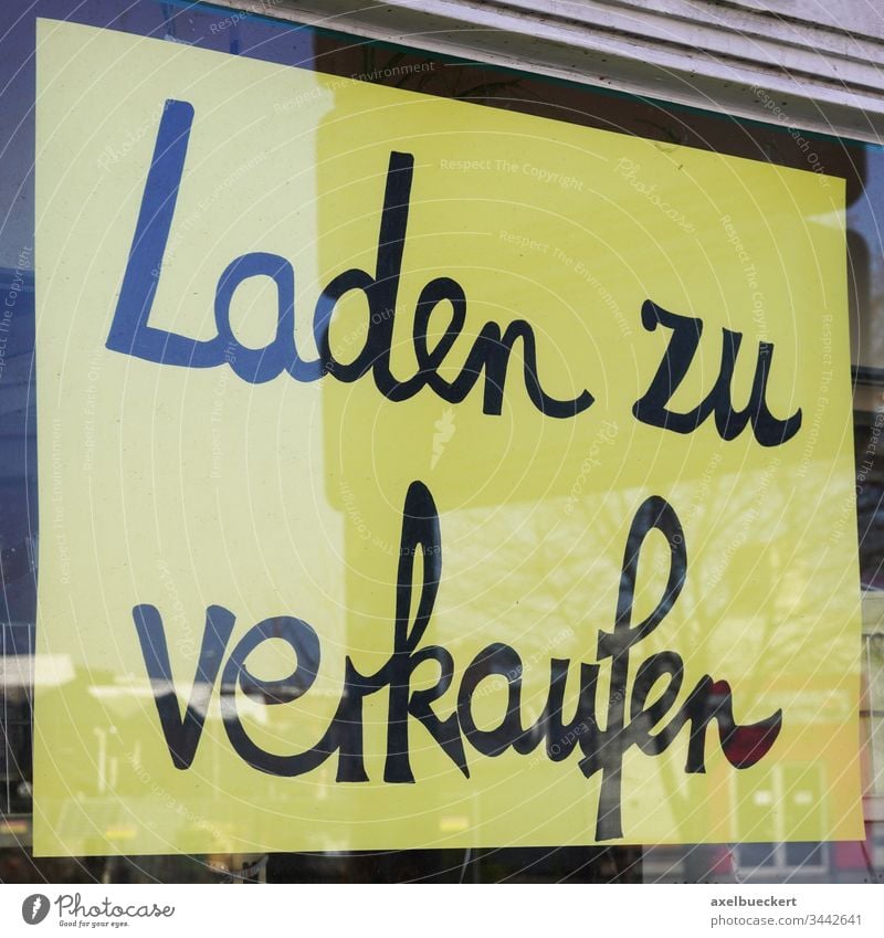 Laden zu verkaufen sign translates as store for sale in german laden zu verkaufen shop window germany economy crisis business closed closure corona coronavirus