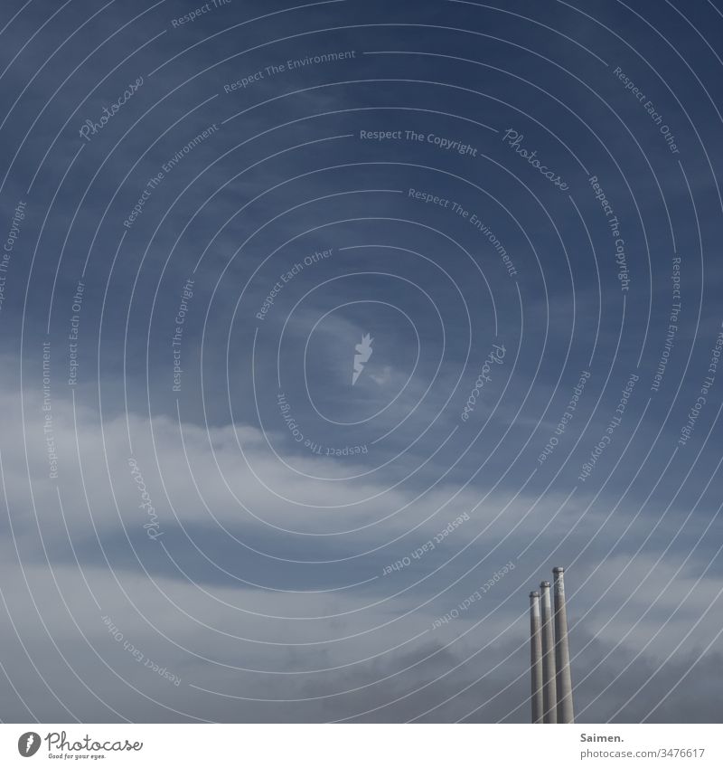 Ausgeraucht Schornstein Fabrik Produktion Himmel Gebäude rund hoch Colour photo Wolken textfreiraum blau