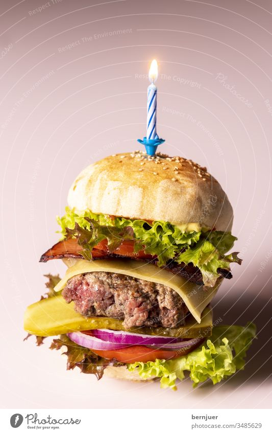 Close up of a single cheeseburger Cheeseburger shoulder stand Birthday celebration Party party food Crisp Fast food roasted organic Patty Rucola baked Sesame