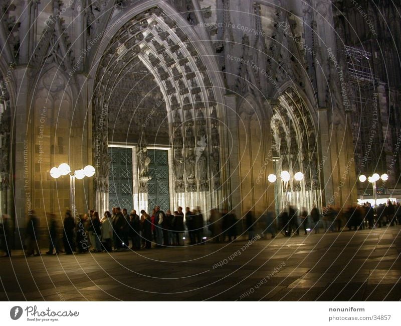 Nightly queue in front of the cathedral treasure chamber Cologne Queue Exhibition Long exposure Religion and faith Event Dome domschatzkammer Museum