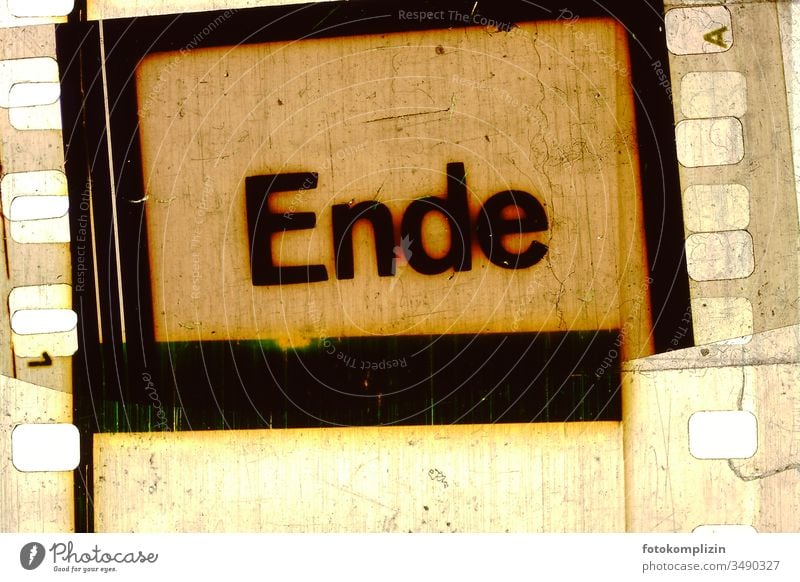 Ende heisst the end auf film Dias Analog Negativ Filmstreifen ende Past Retro Retro trash Retro Style Retro Colours Old Typography schluss Film industry Filming