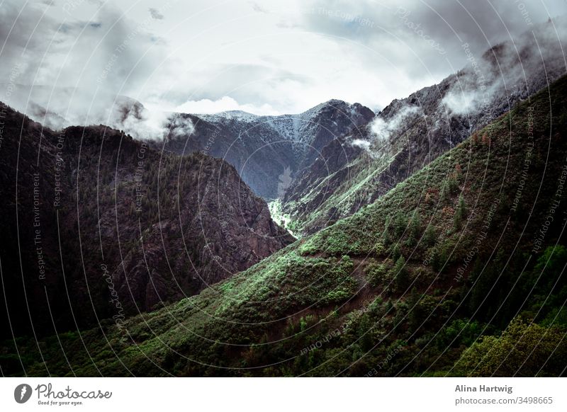 Dark black canyon during morning mist fog mountains river hill clouds sky travel landscape nature explore hiking colorado green blue mood atmosphere dark save