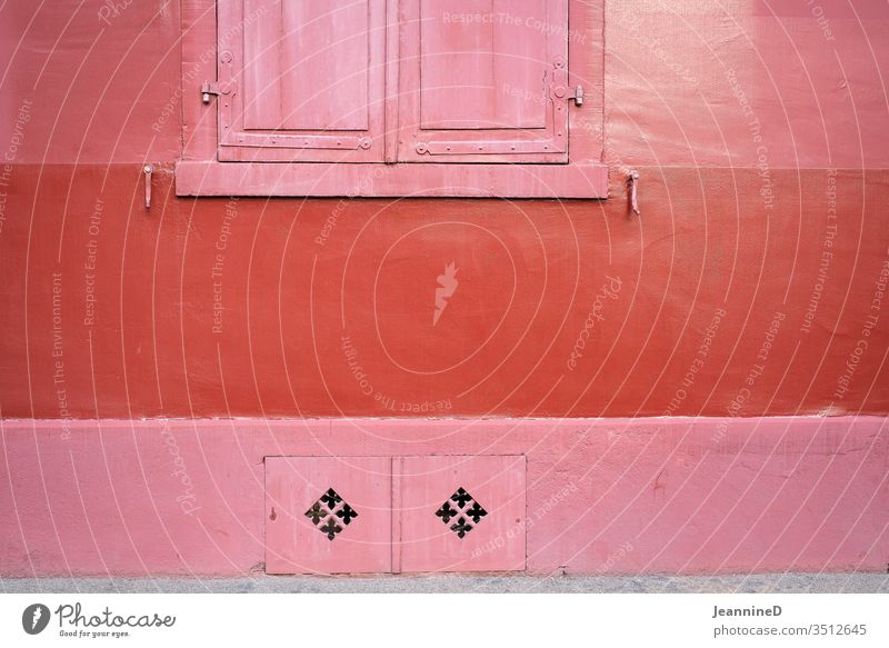 tricolor red Wall (building) Cool (slang) Exterior shot Facade Window built Colour photo Architecture Bleak neat Minimalistic Symetric clear Deserted