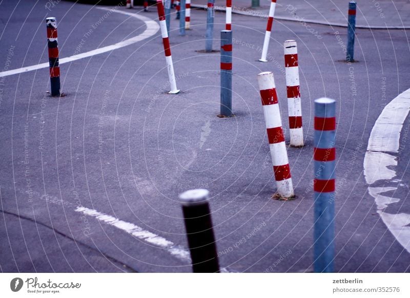 Unclear traffic routing Town Downtown Architecture Transport Traffic infrastructure Road traffic Pedestrian Street Crossroads Lanes & trails Road junction Sign