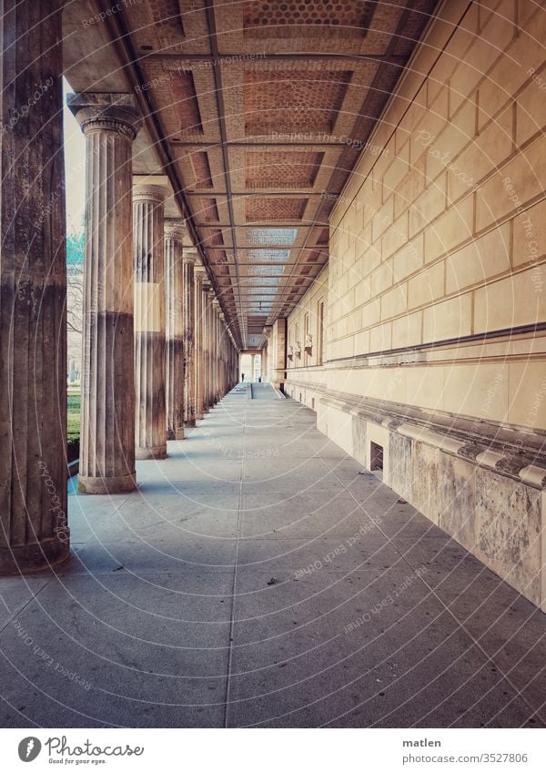 gait Berlin new museum Column portico Architecture Capital city Landmark Downtown Manmade structures Tourist Attraction Germany mobile