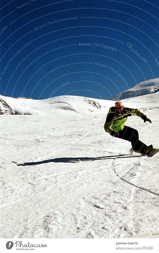 Berni in the snow Snowboard Sports Sun Mountain Funsport Exterior shot Colour photo Snowboarder Snowboarding Downward Ski-run Tilt Spirited Swing Curve Posture