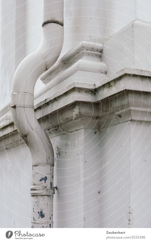 Downpipe, facade and stucco at Schloss Oranienburg - concept for diversion, clever solution or workaround Downspout Rain gutter Facade Diversion slice edge