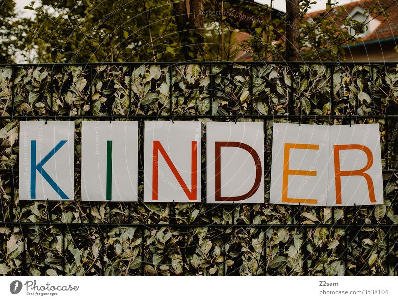 KINDER kinder schild basteln kindergarten natur zeichen buchstaben lesen abc farbe zaun kindergrippe erziehung spaß bunt color wort grün plakativ Detail