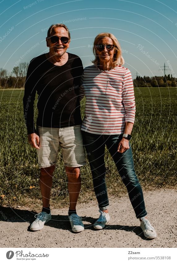 Rentner Pärchen paar liebe ehe rente pärchen 60 years and older sportlich fit gesund zusammen treue modern modisch urlaub freizeit braun spaziergang leben