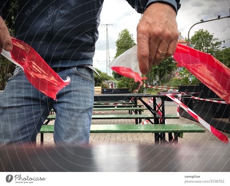 A man tears up a barrier tape in a beer garden Gastronomy Beer garden Coronary giant corona open Undo Bear Roadhouse Restaurant reopening Economy Pub-owner