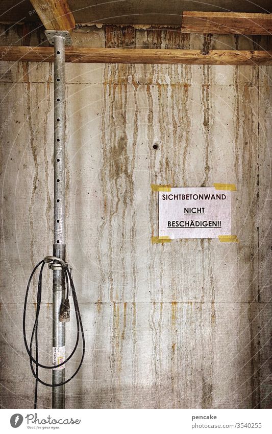 kunst am bau | eltern haften für ihre kinder Beton Wand Betonwand Sichtbetonwand Kabel Gerüst Rohbau Baustelle Schild Warnschild