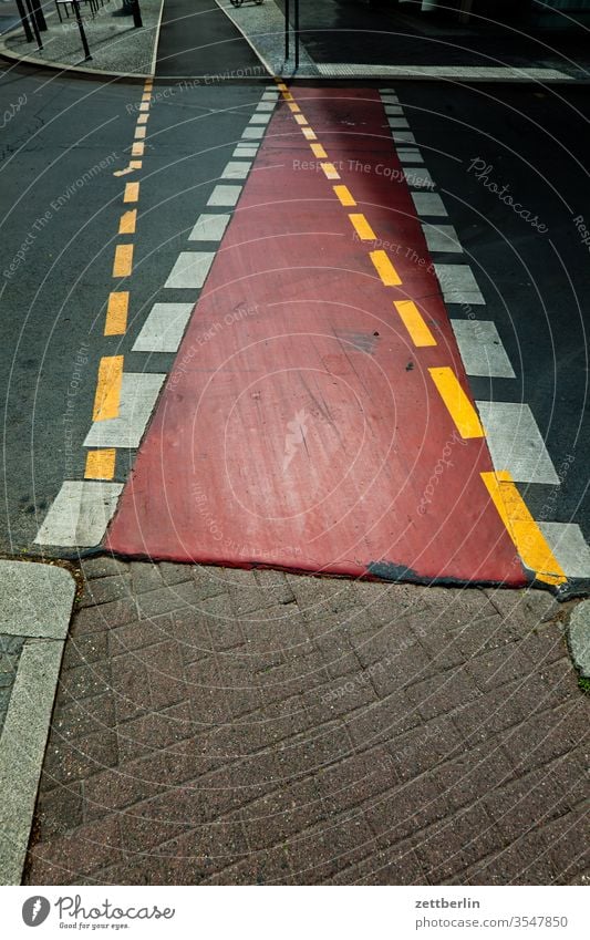 Cycle path and pavement Lane markings Doubt Asphalt Corner Decide cleavage Clue edge Curve alternative Line Left navi Navigation Orientation Arrow Right